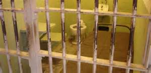 PENALE/ Carceri.In vigore il DL 92. Soldi e sconti di pena ai detenuti.