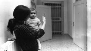 PENALE/ Si alla detenzione domiciliare  per madri condannate per reati gravi
